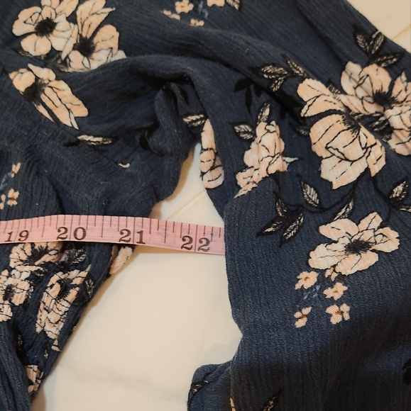 TORRID Size 1 Cute Blue and White Floral Long Sleeves EUC Top - Picture 8 of 13